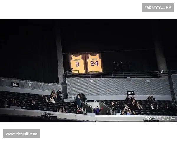 球迷自发悼念科比,斯台普斯中心外鲜花堆积 球迷自发悼念科比,斯台普斯中心外鲜花堆积