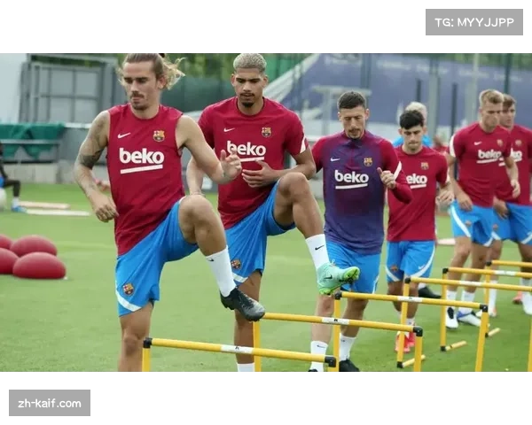 巴萨训练课重点演练边后卫插上,旨在加强对贝蒂斯肋部空当的利用